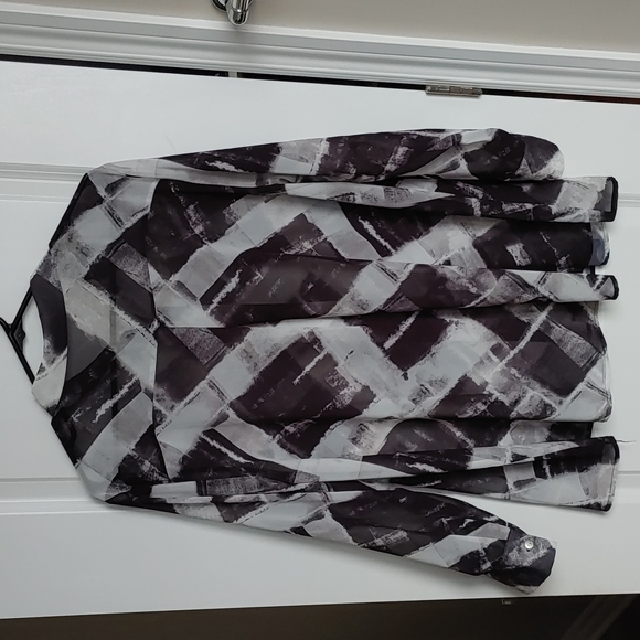 Semi-Sheer Flowy Blouse - Picture 2 of 8